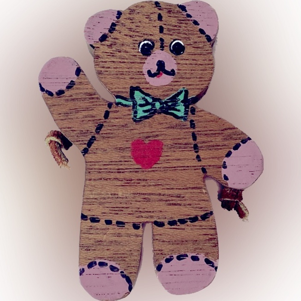90s wooden bear necklace teacher style